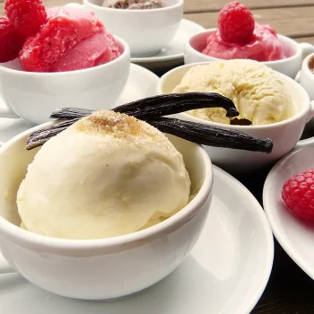 آيس كريم الفانيليا بالفواكه